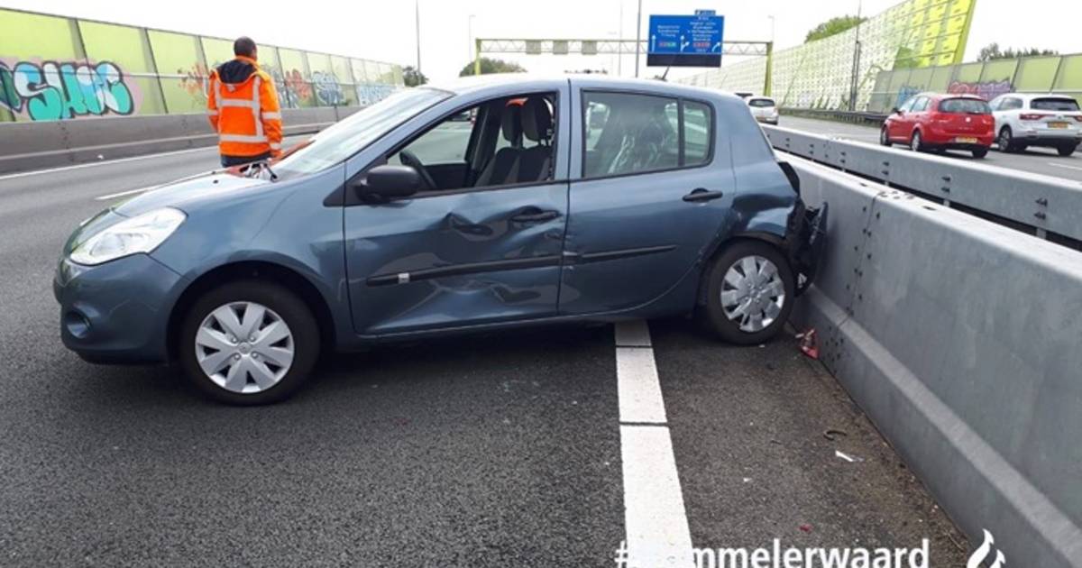 Vrachtwagenchauffeur veroorzaakt ongeluk op A2 bij Den Bosch, bekijkt de schade en gaat er vandoor.