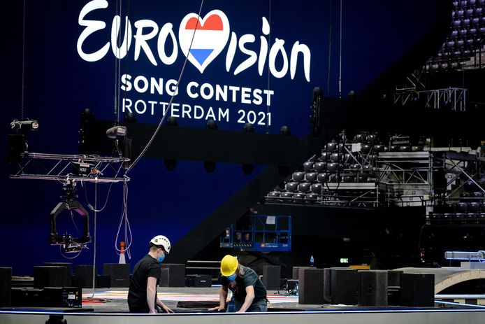 In Rotterdam Ahoy wordt de laatste hand gelegd aan het podium voor het Eurovisie Songfestival, het grootste podium dat ooit in Ahoy heeft gestaan.