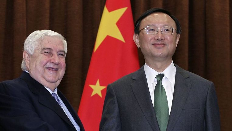 De Syrische minister van Buitenlandse Zaken, Walid al-Moualem (L), en de Chinese minister van Buitenlandse Zaken collega Yang Jiechi. Beeld reuters