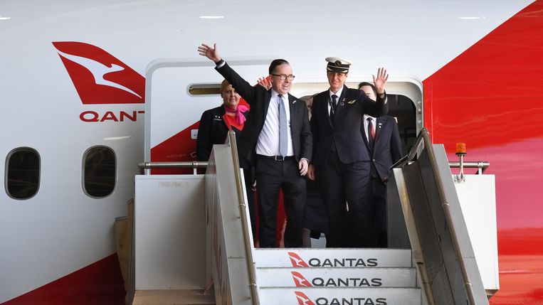 Qantas-CEO Alan Joyce en crewleden van vlucht QF7879 gaan van boord in Sydney.  Beeld EPA