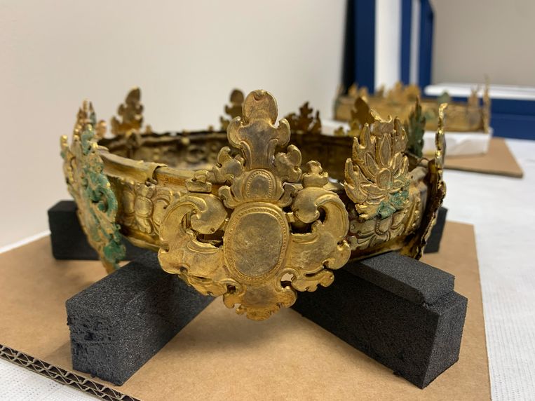 Een uit Cambodja geroofde kroon, die tot voor kort in het bezit was van de Britse roofkunsthandelaar Douglas Latchford. Zijn familie wil de antieke objecten teruggeven aan Cambodja.  Beeld AP