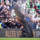 Groningen - Ajax gestaakt na twee keer gooien vuurwerk op veld