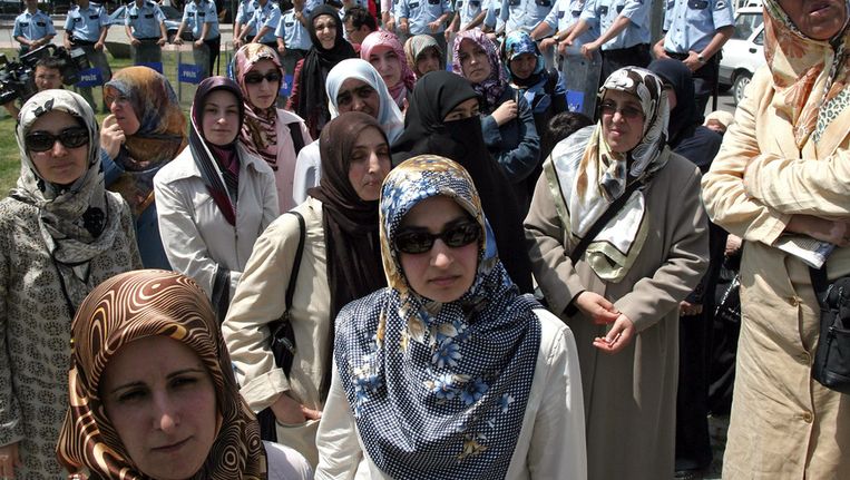 Mortal Reciteren Prestatie Turkije heft verbod op hoofddoek deels op | Het Parool
