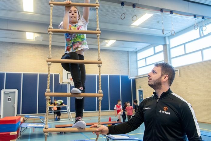Jeroen Geerink met kinderen van de Regenboog aan het gymmen. „Bij de toets komen technieken als balanceren, kruipen. hinkelen, springen en klauteren aan bod. De kinderen vinden het leuk om te doen.”