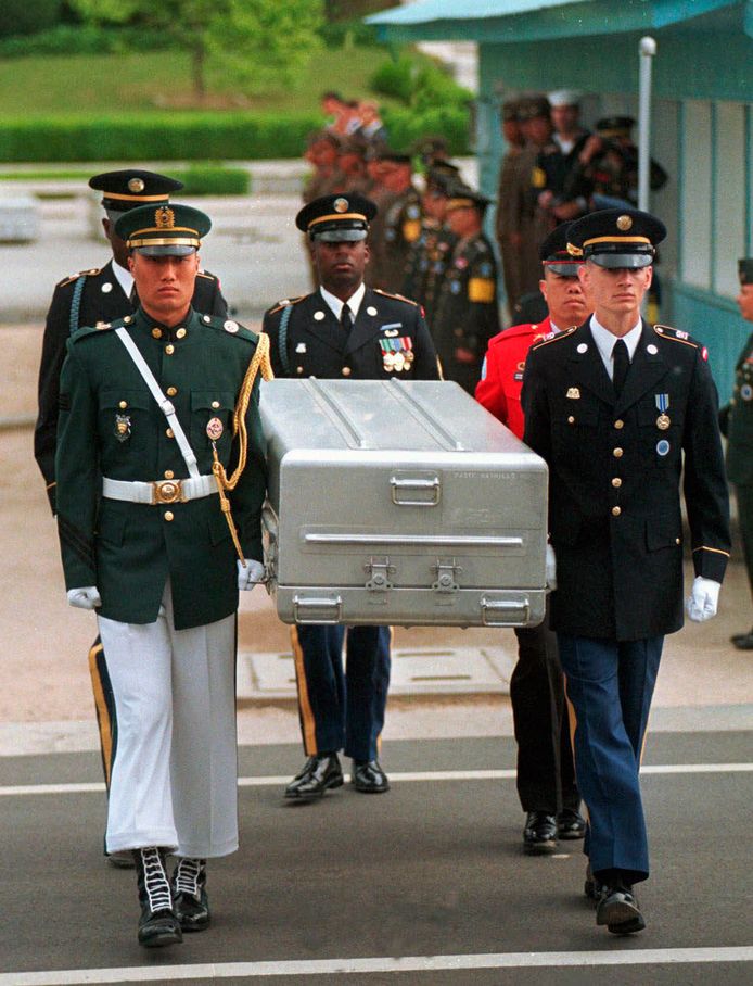 Een kist met de overblijfselen van Amerikaanse soldaten na een eerdere overdracht in 1999.