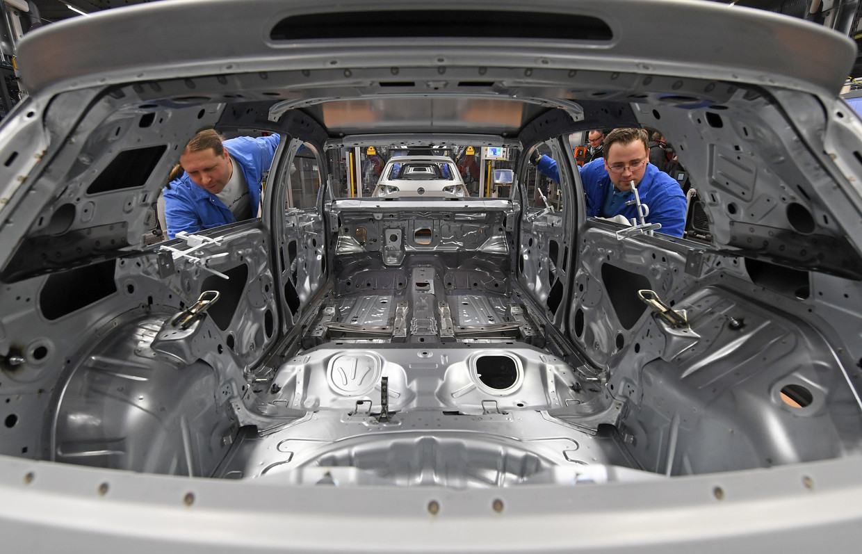 Chassis van een elektrische VW Golf in de fabriek in het Duitse Zwickau.Deze fabriek wordt nu omgebouwd voor de productie van VW’s nieuwe e-auto.  Beeld Hollandse Hoogte 