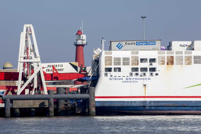 Een truck rijdt een ferry op op de Maasvlakte. Nergens in Europa zouden de gevolgen van een Brexit duidelijker zijn dan in Rotterdam, de grootste haven van Europa.
