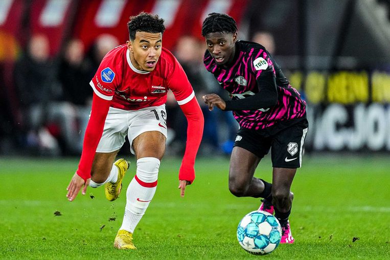 Myron van Brederode (links) van AZ in gevecht met Derensili Fernandes van FC Utrecht. Beeld ANP
