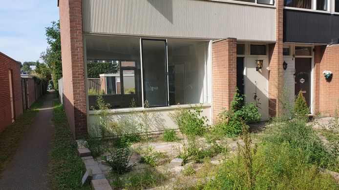 De woning in Hintham waar Sharona bij Bill introk en de nodige klanten ontving. Nadat het duo uit het huis werd gezet, besloot de verhuurder het hoekhuis deze zomer te koop te zetten.