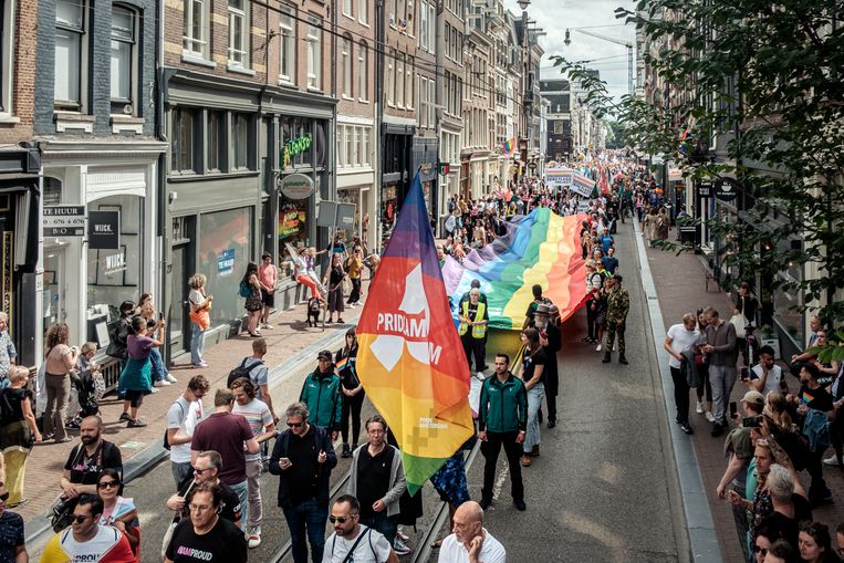 Deelnemers aan de Pride Walk lopen door de Utrechtsestraat, richting Centraal Station. Beeld Jakob van Vliet