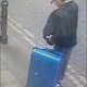 Politie lanceert oproep: wie zag terrorist van Manchester al eerder met deze blauwe koffer zeulen?