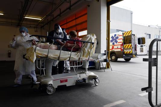 Een coronapatiënte wordt binnengebracht in een ziekenhuis in Saint Nazaire.