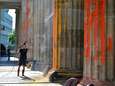 KIJK. Klimaatactivisten besmeuren Brandenburger Tor in Berlijn met verf