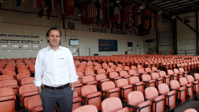 Diederick van Haselen, salesmanager Benelux & Nordics bij Ritchie Brothers Moerdijk in de lege veilingzaal.