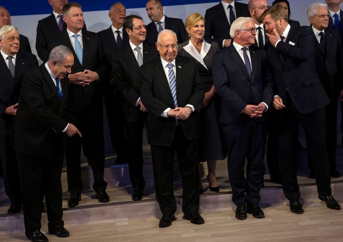 Wereldleiders poseren voor een  groepsfoto in Jeruzalem.