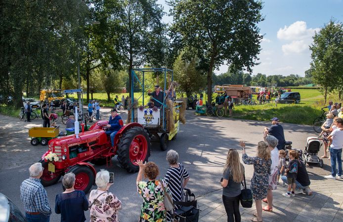 Trekkeroptocht in Bennekom, hier vertrekken de trekkers bij de Achterstraat voor een rondrit door het dorp.