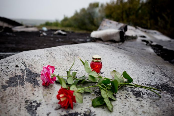 Bloemen en een kaars op de plek waar het vliegtuig neerkwam.