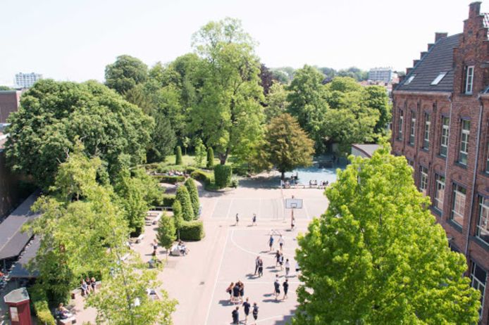 Een leerkracht van het Gentse Sint-Pietersinstituut is sinds eind mei geschorst wegens ongepast gedrag tegenover verschillende leerlingen