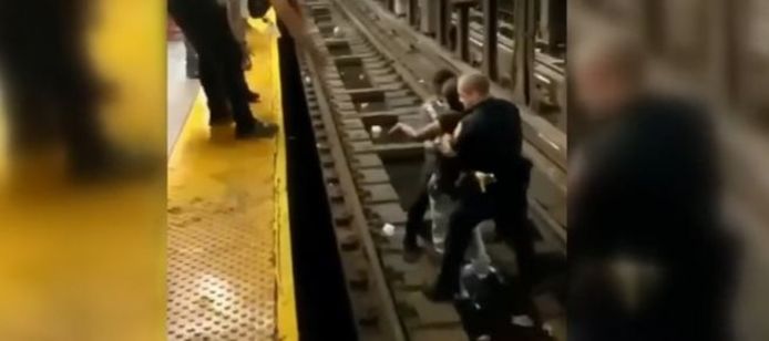 L’agent Ludin Lopez n’a pas hésité une seconde et est descendu sur les rails lorsqu’il a vu l’homme de 60 ans en détresse