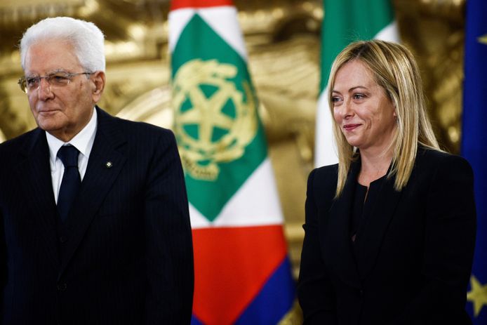 Gloednieuwe Italiaanse premier Giorgia Meloni bij haar eedaflegging aan de Italiaanse President Sergio Mattarella.