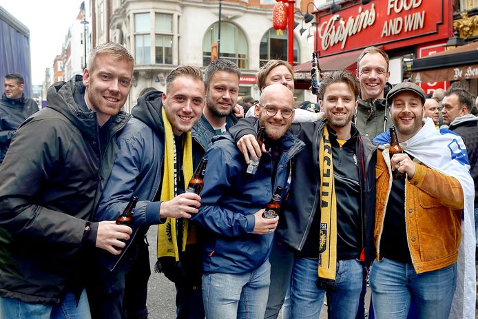 Een groep supporters van Vitesse in London.