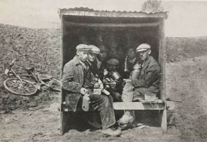Arbeiders van de werkverschaffing bij de Maaskanalisatie in hun schafkeet (ca. 1935)