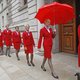 Virgin-stewardess mag make-up thuislaten en een broek aantrekken