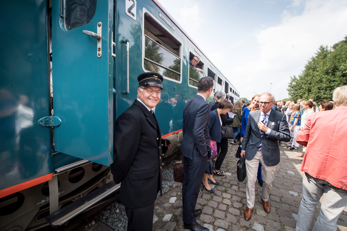 De Blauwe Engel tuft eenmalig door de regio ‘Deze trein is een fenomeen' Foto AD.nl