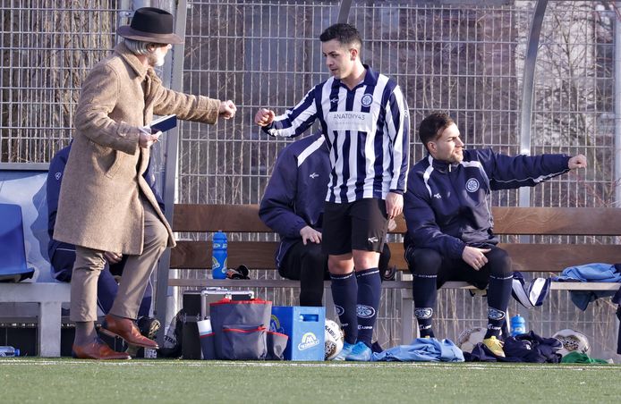 Hijman Ten Kaate geeft Neptunus-Schiebroek-speler Chahine Lobiyed een boks in de wedstrijd tegen Brielle eerder dit jaar.