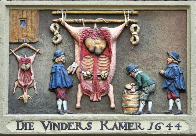 Gevelsteen ‘Die Vinderskamer’ op gebouw Pietershuis. Beeld Frank Lucas