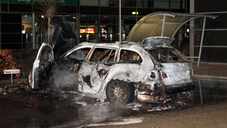 De uitgebrande auto zou gebruikt zijn als vluchtauto bij de liquidatie in Kerkdriel. Beeld anp