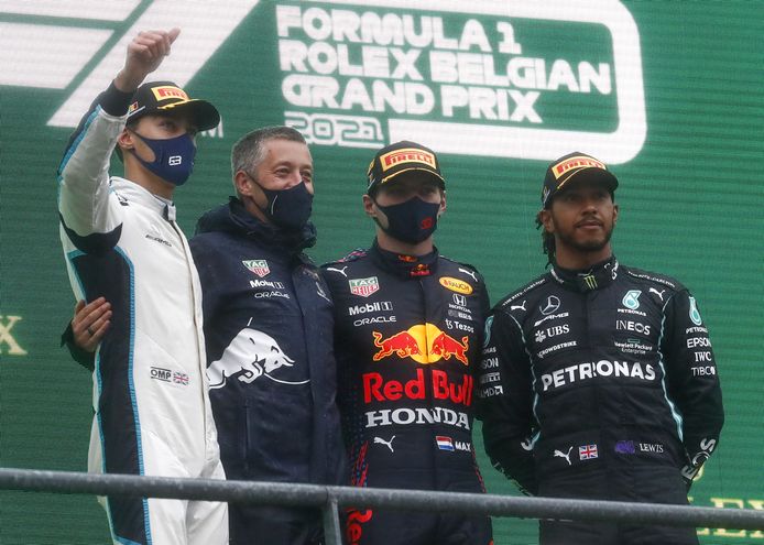 Max Verstappen met George Russell en Lewis Hamilton op het podium.