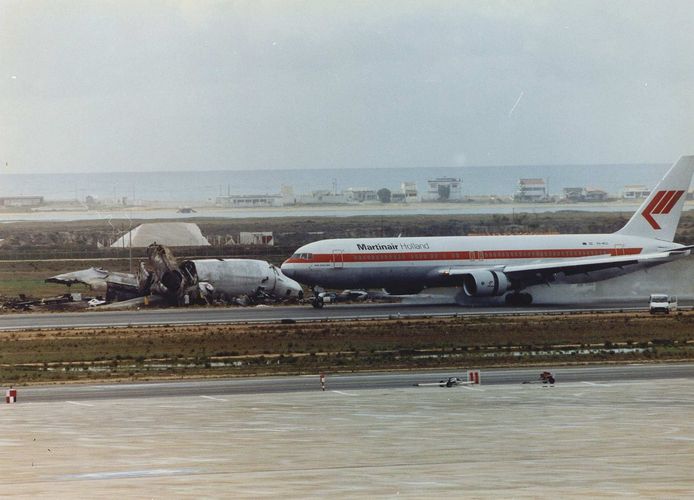Een Boeing 767 van Martinair passeert na de landing op Faro het wrak van de verongelukte DC-10