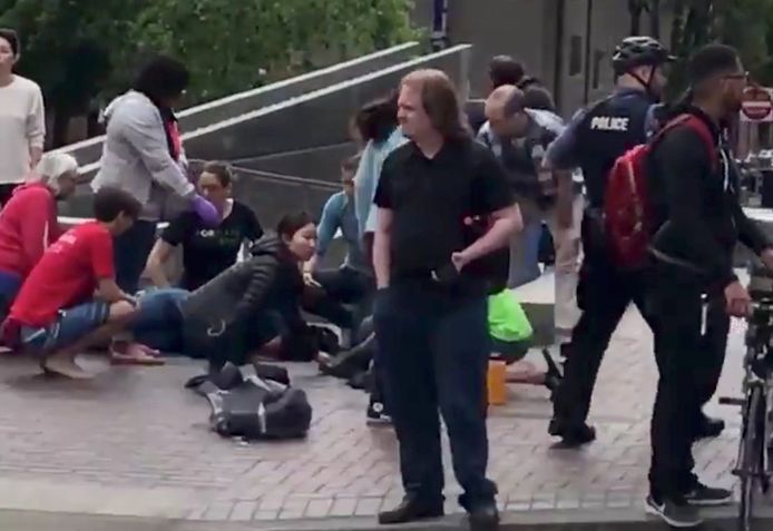 Printscreen uit een video waarin te zien is dat slachtoffers van de aanrijding in Portland op het trottoir eerste hulp krijgen.