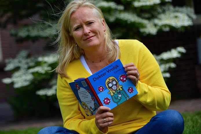 Huisarts Yvonne Maat heeft een kinderboekje geschreven met uitleg over corona.