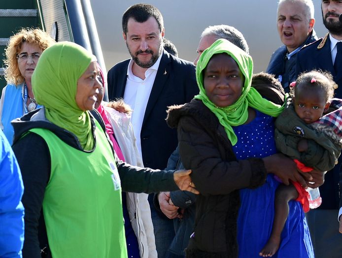 Matteo Salvini (midden) wachtte zelf de migranten op in de luchthaven.