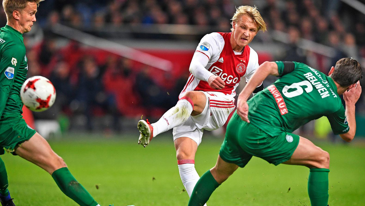 Kasper Dolberg schiet tussen Larsen en Reijen. Beeld anp