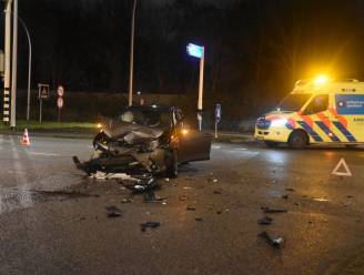 Automobilist raakt gewond bij harde botsing op kruispunt in Zwolle