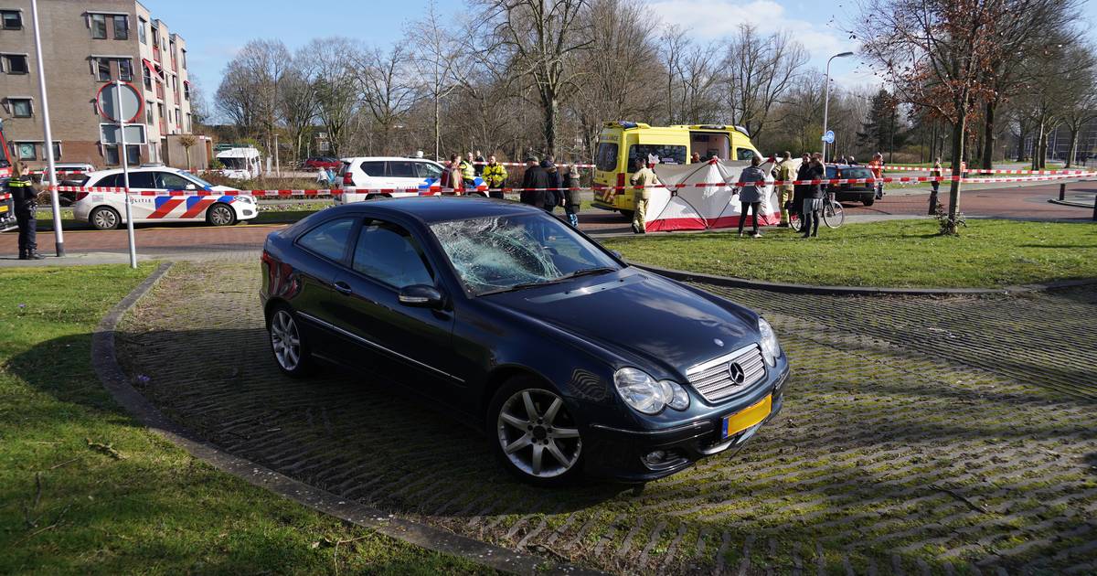 Traumahelikopter landt in Meppel vanwege aanrijding tussen auto en fietser op kruising van de Jan Tooroplaan met de Zuiderlaan.