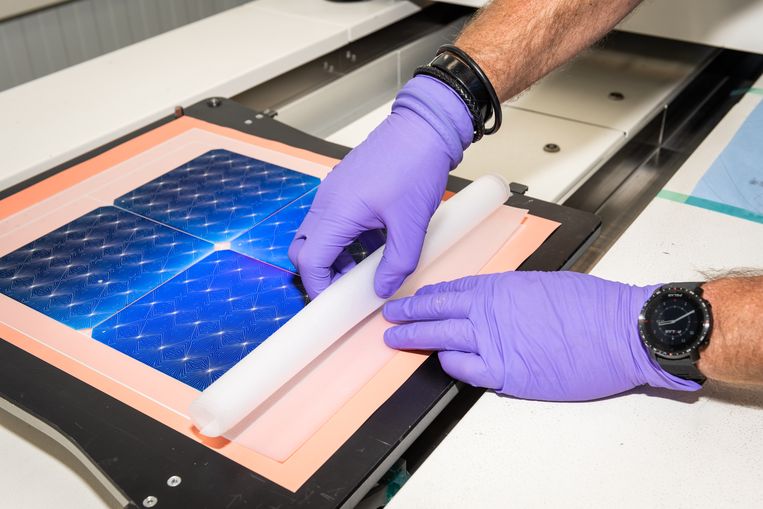 In het TNO Solar Lab Petten wordt een zonnepaneel in elkaar gezet.  Beeld Simon Lenskens