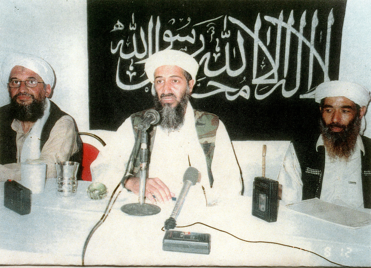 Osama bin Laden (m.), diens latere opvolger Ayman al-Zawahiri (l.) en Mohammed Atef, op een onbekende plek en onbekend tijdstip. Beeld AFP