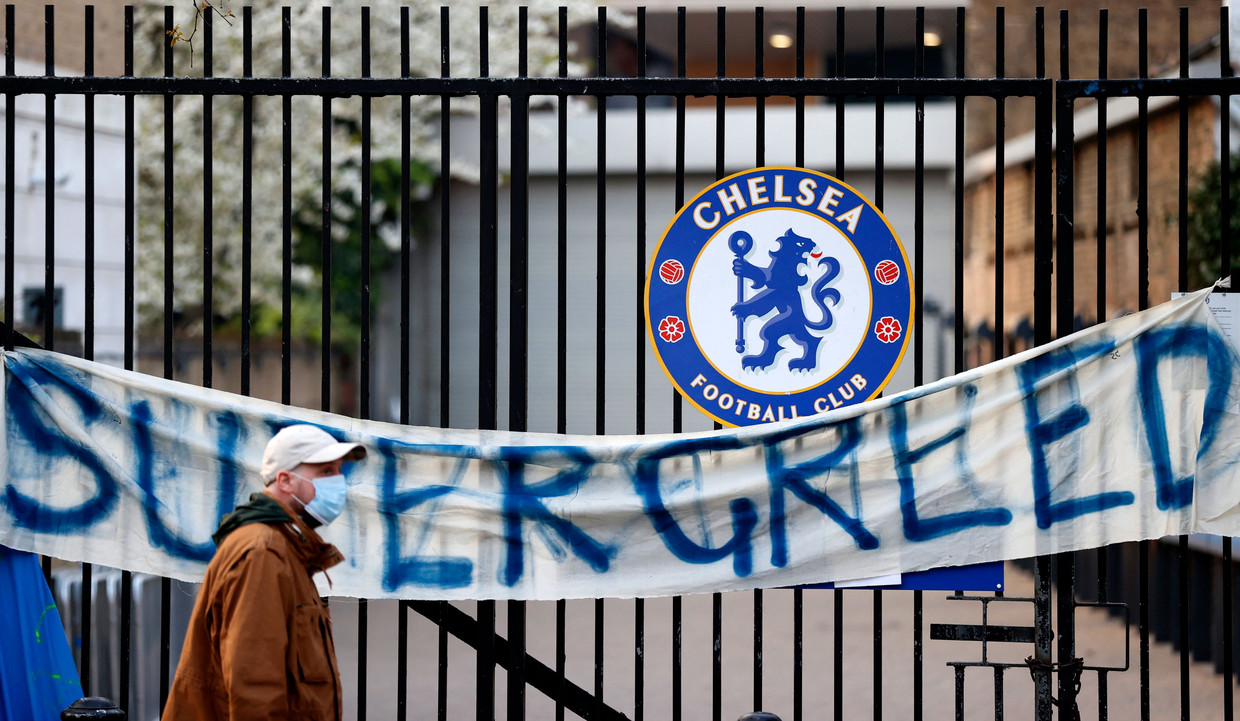 'Supergreed' (super hebzucht) staat te lezen op een spandoek aan een poort van Stamford Bridge, het stadion van de Londense club Chelsea. Beeld AFP