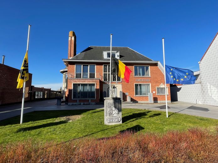 Zwalm hangt de vlaggen halfstok uit solidariteit met Oekraïne.