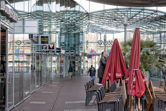 De terrassen in de stad zijn overal gesloten vanwege de coronamaatregelen. Dat kost de stad geld omdat er geen precariobelasting kan worden geheven.