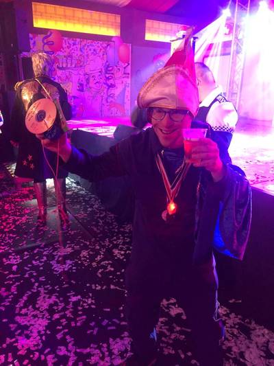 ‘Prins’ Tom mét steek steelt show bij carnavalsfeest voor mensen met een beperking in Macharen