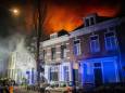 Zeventig mensen hun huis uit door enorme brand in Arnhemse stadswijk: ‘Bewoner kwam hoestend naar buiten’ 
