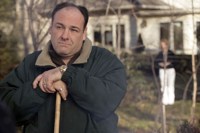 Acteur James Gandolfini als Tony Soprano in 'The Sopranos'. Op de achtergrond het beroemde huis.