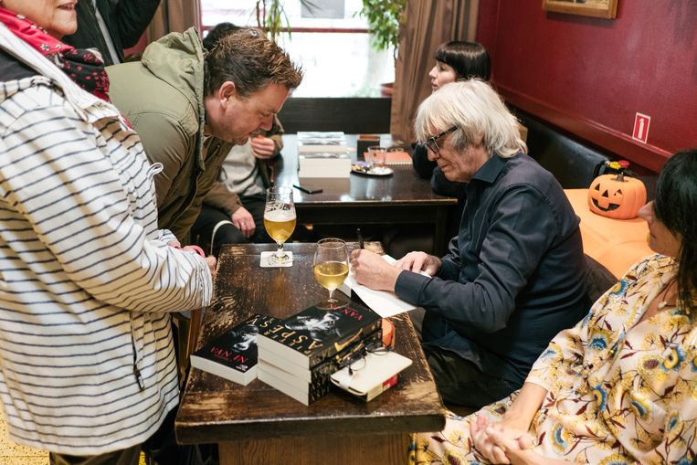 Pieter Aspe signeert in zijn eigen stamcafé. Beeld Damon De Backer
