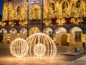 IN BEELD • Stadhuis van Oudenaarde krijgt bijzonder fraaie kerstversiering
