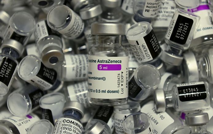 Lege flesjes met de coronavaccins van AstraZeneca en Pfizer/BioNTech.